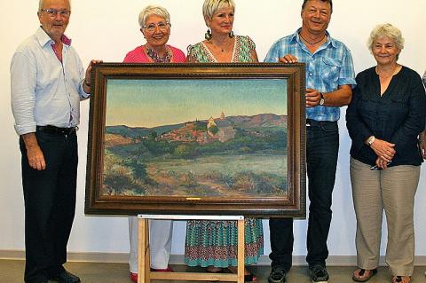Les élus de Vaison et de Bédoin autour du tableau, à la mairie de Bédoin