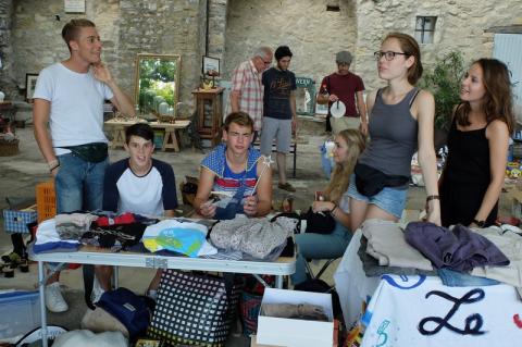 Édith Sarafis, Berttina Sarafis, Olivia Esslinger et Jean Priol, entourés de copains