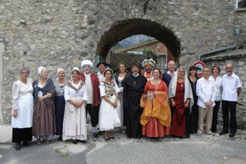 comédiens, musiciens et guides à l'entrée du village