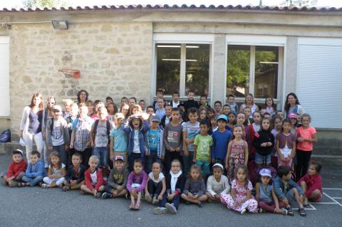 Les élèves du groupe élémentaire et leurs enseignantes