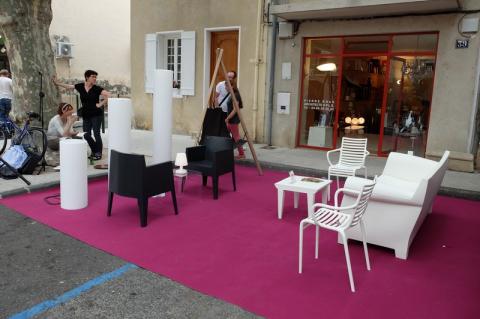 Pour "La nuit suit son cours", la commerçante avant installé ses sièges sur le cours.