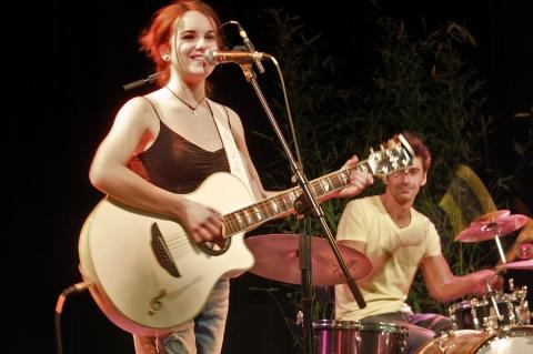 Naïs et son batteur Simon Llorca