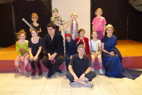 les jeunes comédiens et leur metteur en scène