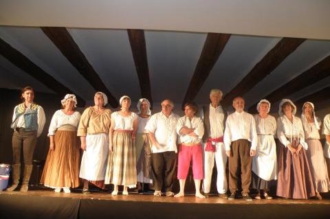 Serge Pauthe (au centre, pantalon noir) et les comédiens