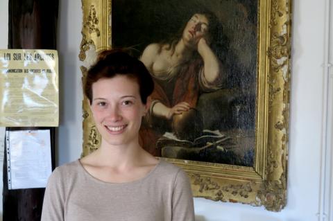 Océane Magnier devant un tableau du XVIIe siècle, Sainte Marie Madelein, auteur inconnu. 