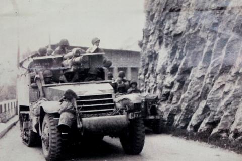 Half track M3 chasseur de char entrant à Vaison par le pont romain