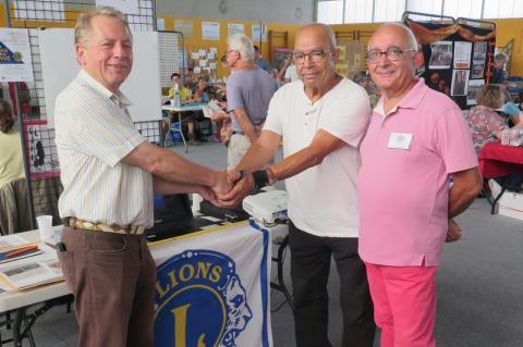 Rencontre entre Abdelkader Noufel et les représentants du Lions Club, lors du Forum des associations. 