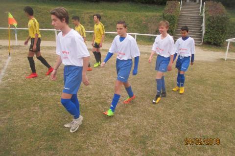 Les U17 entrent sur le terrain