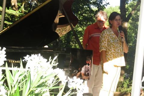 Nathalie David, Esprit des lieux, libraire et éditrice mettant à disposition le Jardin classé "singulier" et Bruno Alberro instigateur et organisateur du projet "Les nuits lyriques"