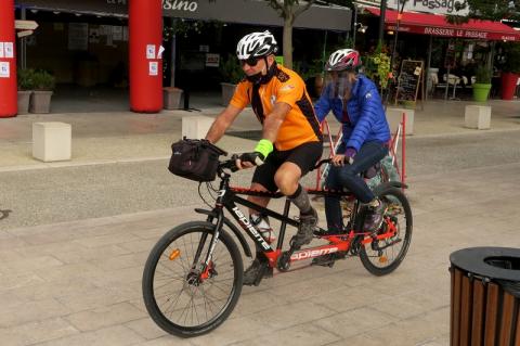 En tandem, le passager a les yeux bandés