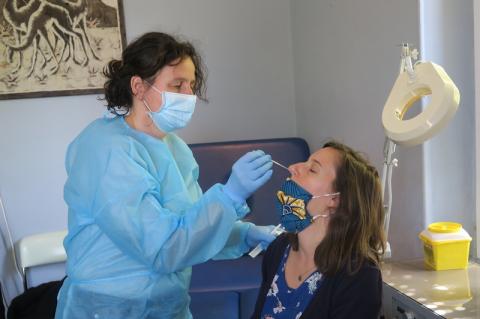 Marianne Pili fait un prélevement sur une Parisienne en vacance