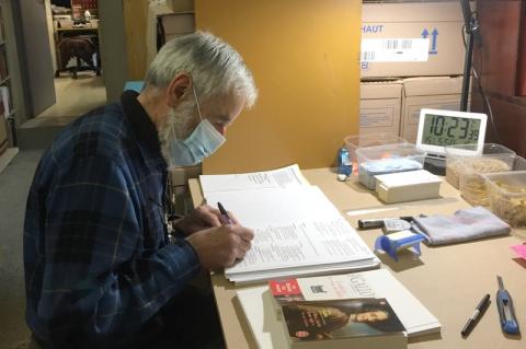 Jean Pierre, la cheville ouvrière des boîtes à livres, au travail dans les locaux du Bon Ange
