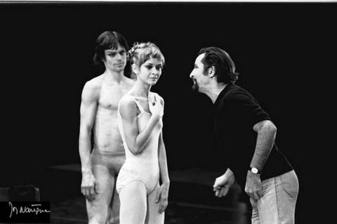 Maurice Béjart en répétition -Pli selon Pli - avec Rita Poelvoorde et Bertrand Pie – Photo Jean-Marie Waregne