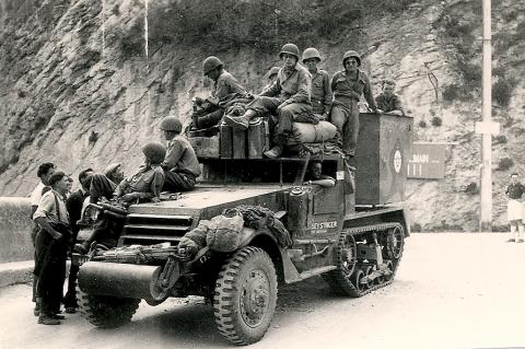Les Américains accueillis au pont romain