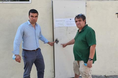 Le maire et Jean-Michel Berthod, responsable des Restaurants du cœur.