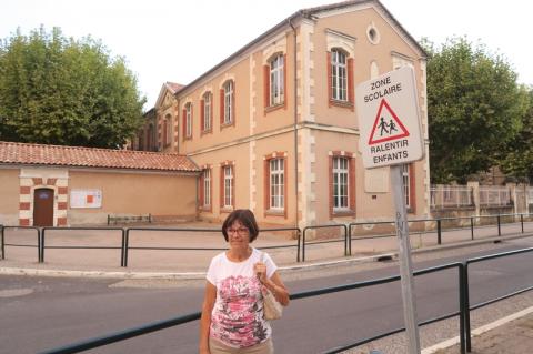 Marie-Élisabeth Michel devant l'école Ferry