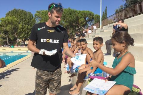 Grégory Mallet remet bonnets et diplômes aux bambins de la piscine