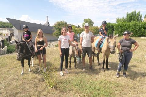 Claire Pelissier, gérante de la société du Centre équestre du Palis, entouré de jeunes cavaliers