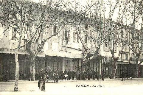 La place Montfort, où se trouvait la quincaillerie Jullien de 1860 à 1988.