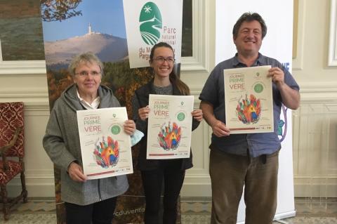 Damienne Marion, élue, Noemie Lassauge, chargée de projet au parc du Ventoux et Christophe Camp, adjoint à l’environnement, présentent la journée Primevère