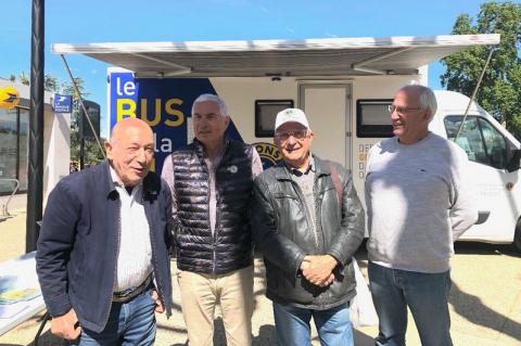 Jean Brando, Philippe Muro et Mario Saillard, membres du club Lions Vaison Ventoux, ici avec le chauffeur du bus de la vue, ont accueilli le public