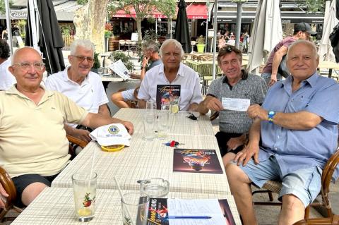 Les représentants du Lions donnent un chèque de 3000€ à Enfants Cancer Santé