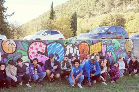 Autour du graffeur Klemz et de Dramane Diao, directeur du Club Jeunes, les jeunes de « Black and White ».