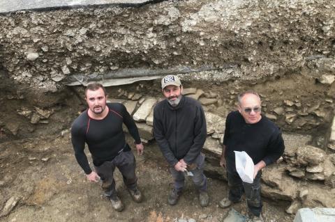 Tom, Julien Charles et Jean Marc Mignon devant l’un des vestiges.