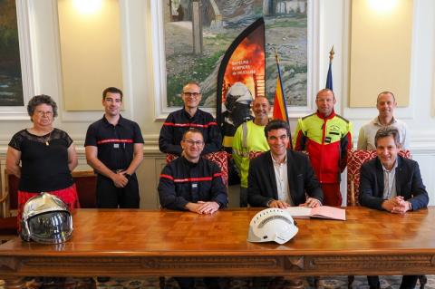 Jean-François Périlhou au centre, avec à sa gauche Thierry Lagneau et à sa droite le lieutenant Aluigi.