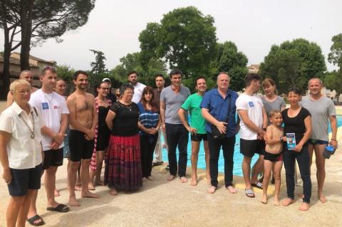 L’équipe municipale avec le personnel du club de natation du Haut Vaucluse et les premiers nageurs le jour de l’ouverture.