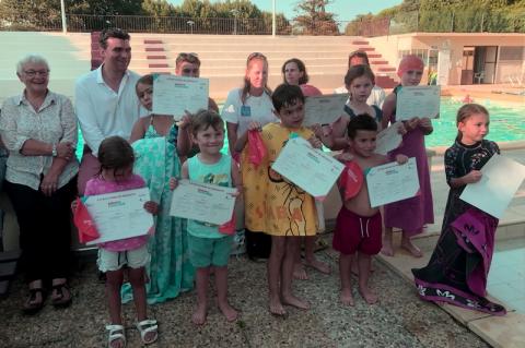 Jean-François Périlhou, maire et Chantal Mure, adjointe, assistent à la remise de diplômes aux enfants.