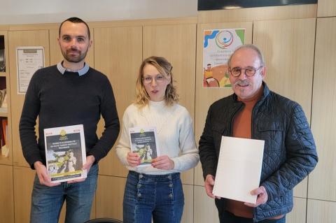 Joris Lech, directeur, Joanna Skowroñska, référente Tourisme et handicap, et Thierry Thibaud, président, présentent les guides d’accessibilité.