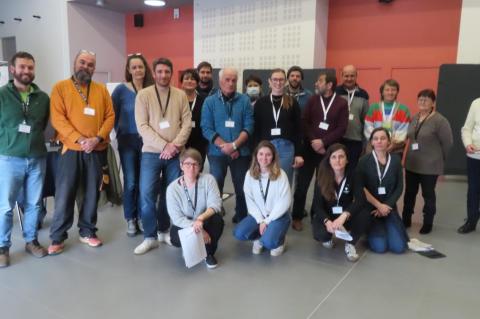 Les participants (debout) et les animatrices (accroupies)