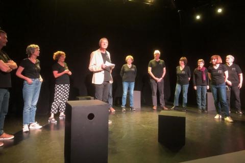 L’équipe du théâtre au grand complet autour de son président.