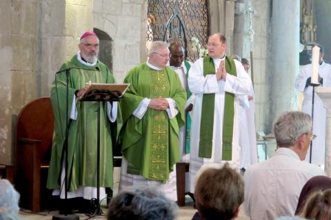 Le père Robert Sawa (au centre) lors de la messe célébrée pour son installation à Vaison-la-Romaine.
