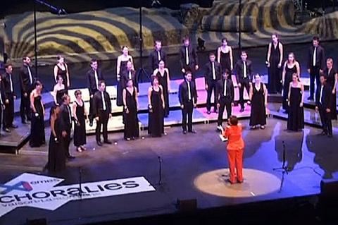 Régine Théodoresco dirige le Chœur National des Jeunes de France aux Choralies (2013)