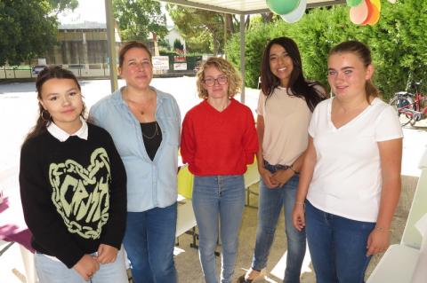 les trois élèves, leur professeur et la directrice du lycée