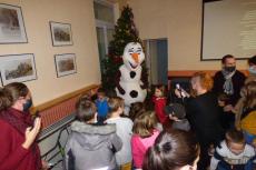 Olaf rend visite aux enfants