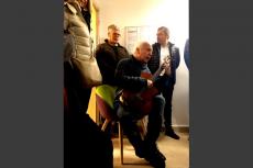 Jean Marc Demestropian de la guitare en chantant Brassens