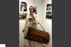 Marius, le petit-fils de Pierre Michel Lemoine joue sur le tambourin de son grand-père !