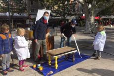 MMatthias de la Ressourcerie customise une table avec les enfants