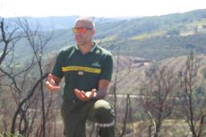 Martin Brechu devant la forêt calcinée