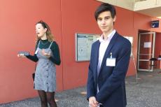 Camille et Pierre de la maison des lycéens font découvrir le lycée