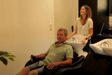 Dany Aubert a testé les fauteuils du nouveau salon de coiffure