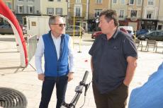 Christophe camp, à droite, avec un visiteur