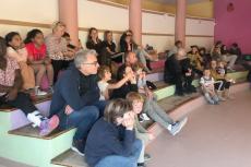 Le public attentif à la mise en scène de la compagnie « Volt »