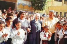 Sœur Emmanuelle au Caire avec les enfants aidés par l’association 