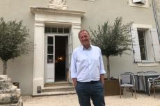 Christophe Sapet devant la façade principale restaurée 