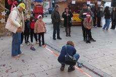 Le lancer de pantoufles a amusé les enfants.