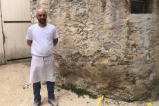 Christophe, devant le bâtiment rond qui servait de pétrin autrefois